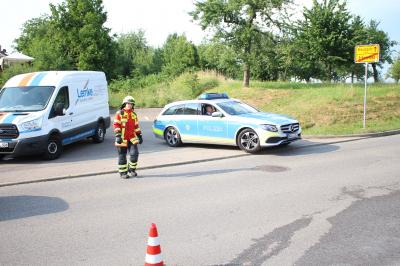 Erbstetten: PKW brennt neben Scheune